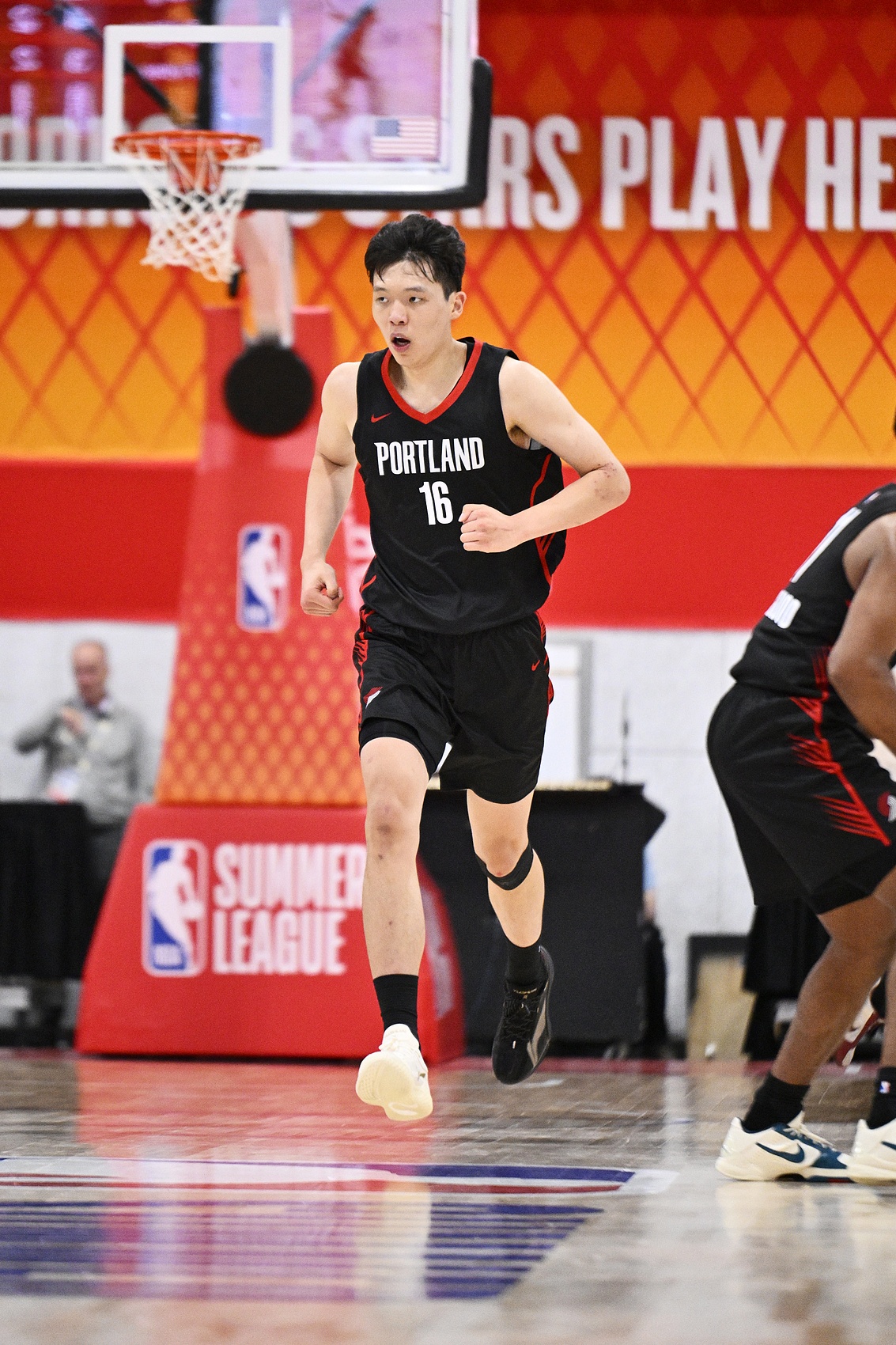 杨瀚森夏联三战场均14.3+8+4,世预赛场均9.5+6